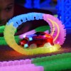 Magic Tracks RC Mega Set mit 2 ferngesteuerten Turbo Rennwagen Rennbahn Rannstrecke LED Glow leuchtet im Dunkeln Kind Kinder Spielzeug Weihnachten